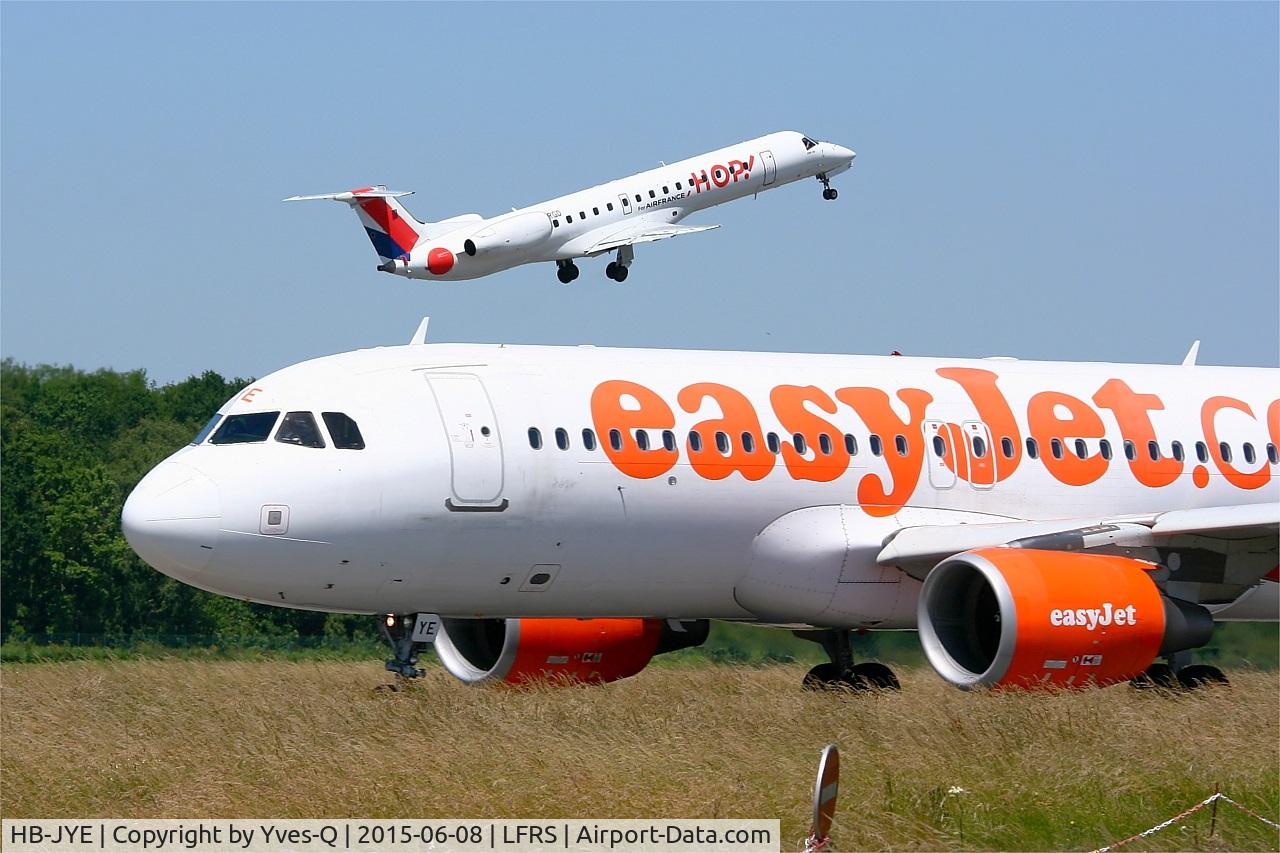 HB-JYE, 2009 Airbus A320-214 C/N 4006, Airbus A320-214, Taxiing to holding point rwy 03, Nantes-Atlantique airport (LFRS-NTE)