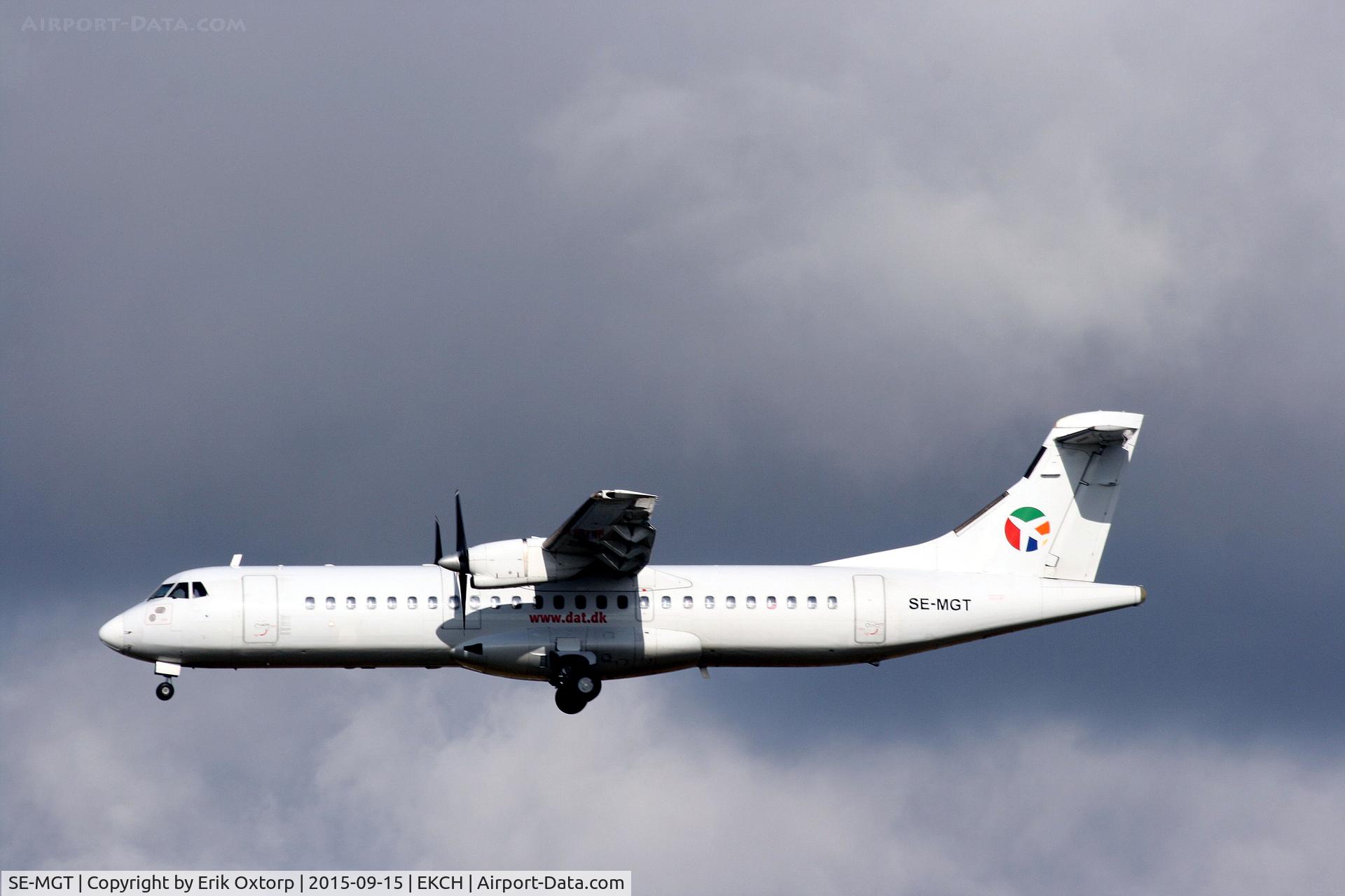 SE-MGT, 1989 ATR 72-201 C/N 145, SE-MGT landing rw 22L