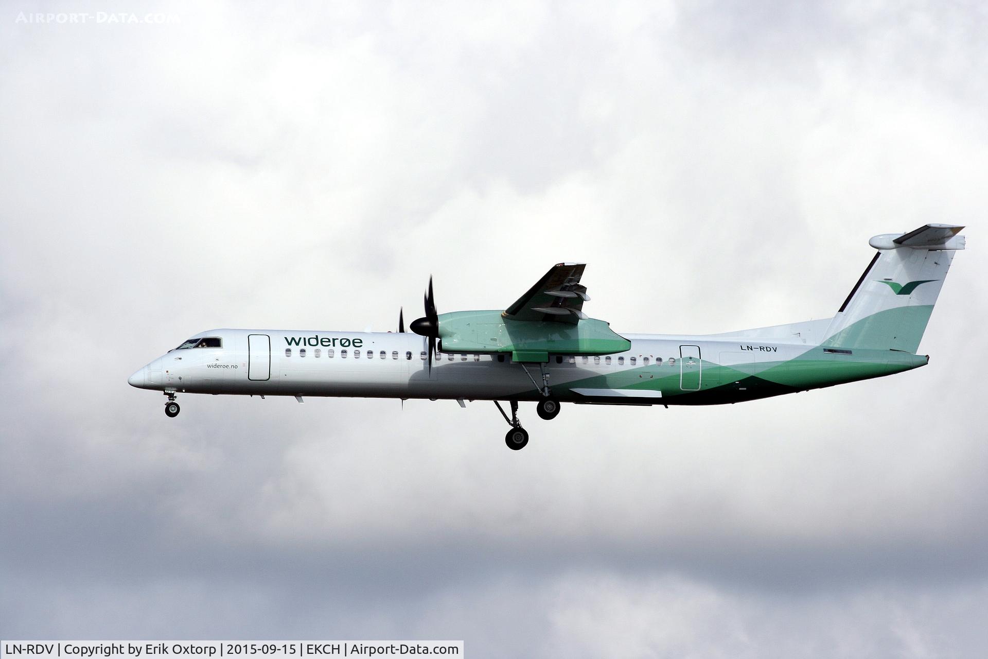 LN-RDV, 2001 De Havilland Canada DHC-8-402Q Dash 8 C/N 4062, LN-RDV landing rw 22L