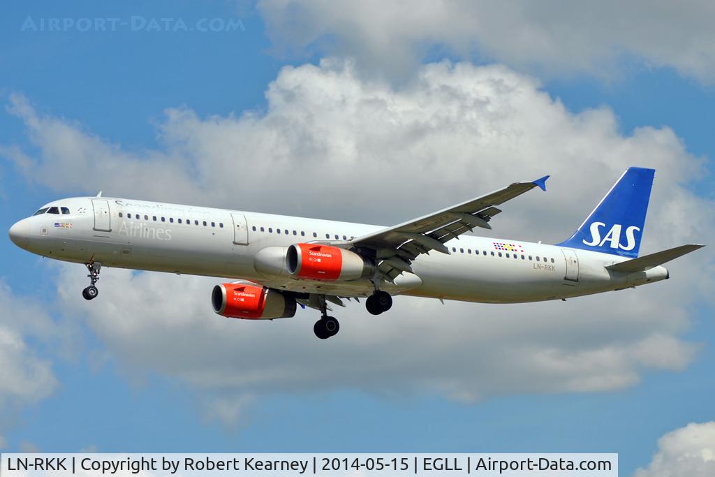 LN-RKK, 2002 Airbus A321-232 C/N 1848, On short finals at LHR