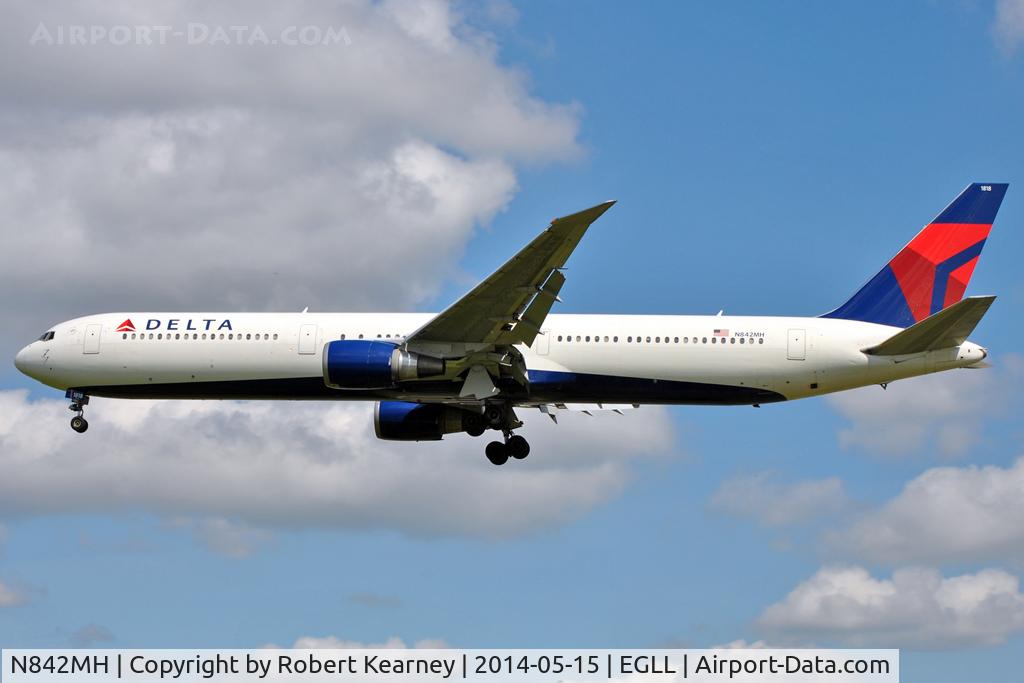 N842MH, 2001 Boeing 767-432/ER C/N 29715, On short finals at LHR