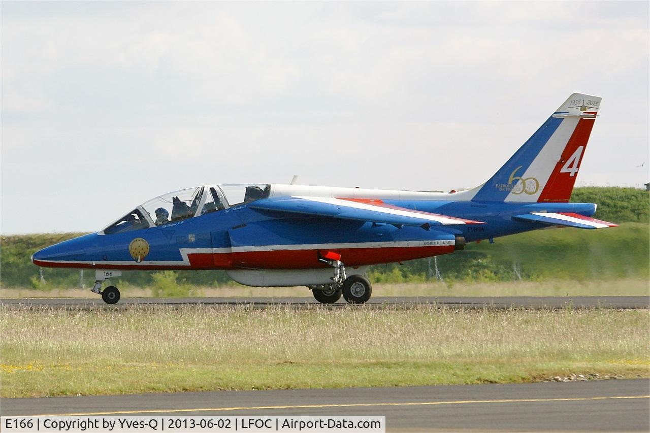 E166, Dassault-Dornier Alpha Jet E C/N E166, Dassault Dornier Alphajet (F-UHRW), Athos 04 of Patrouille de France 2013, Landing rwy 10, Châteaudun Air Base 279 (LFOC) Open day 2013