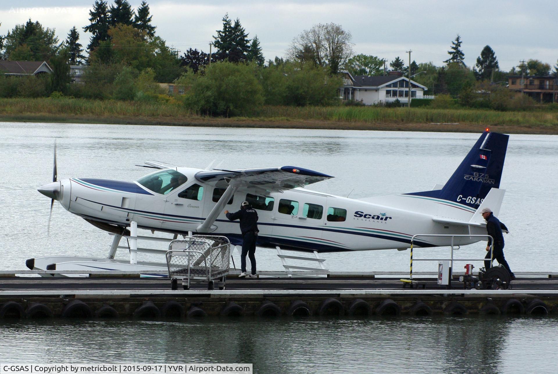 C-GSAS, 2001 Cessna 208 Caravan I C/N 20800341, Crew pushing aircraft away