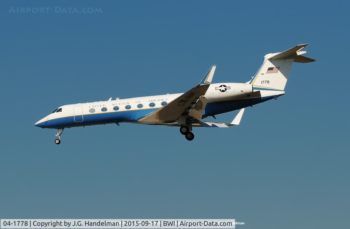 04-1778, 2004 Gulfstream G-V (C-37B) C/N 5034, On final to 33L