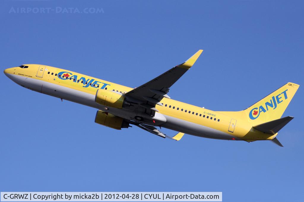 C-GRWZ, 2011 Boeing 737-8K5 C/N 39094, Take off