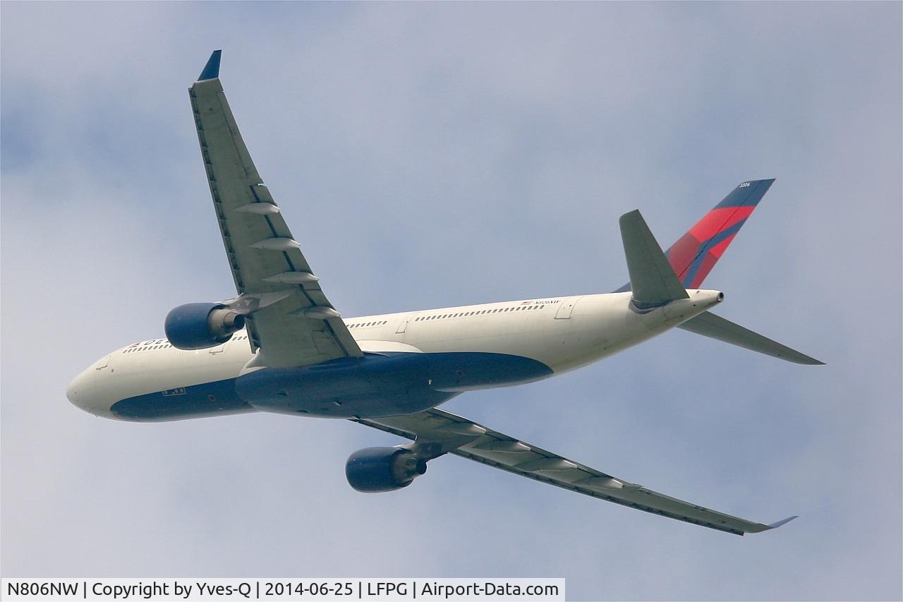 N806NW, 2004 Airbus A330-323 C/N 578, Airbus A330-323, Take off Rwy 27L, Roissy Charles De Gaulle Airport (LFPG-CDG)