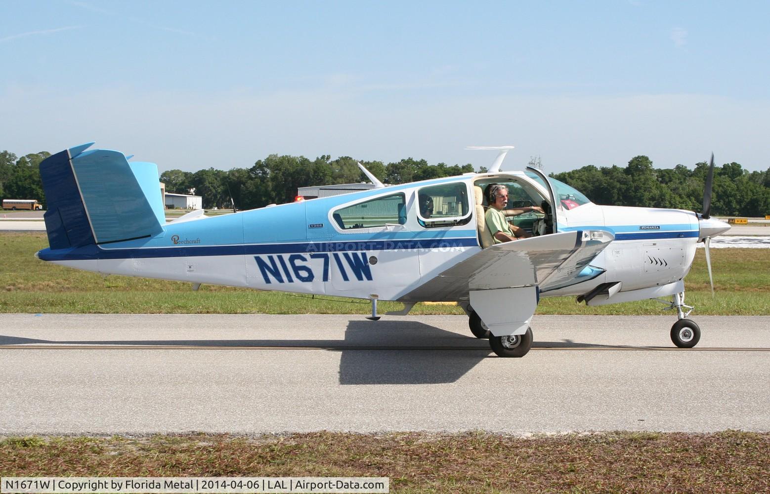 N1671W, 1972 Beech V35B Bonanza C/N D-9382, Bonanza V35B