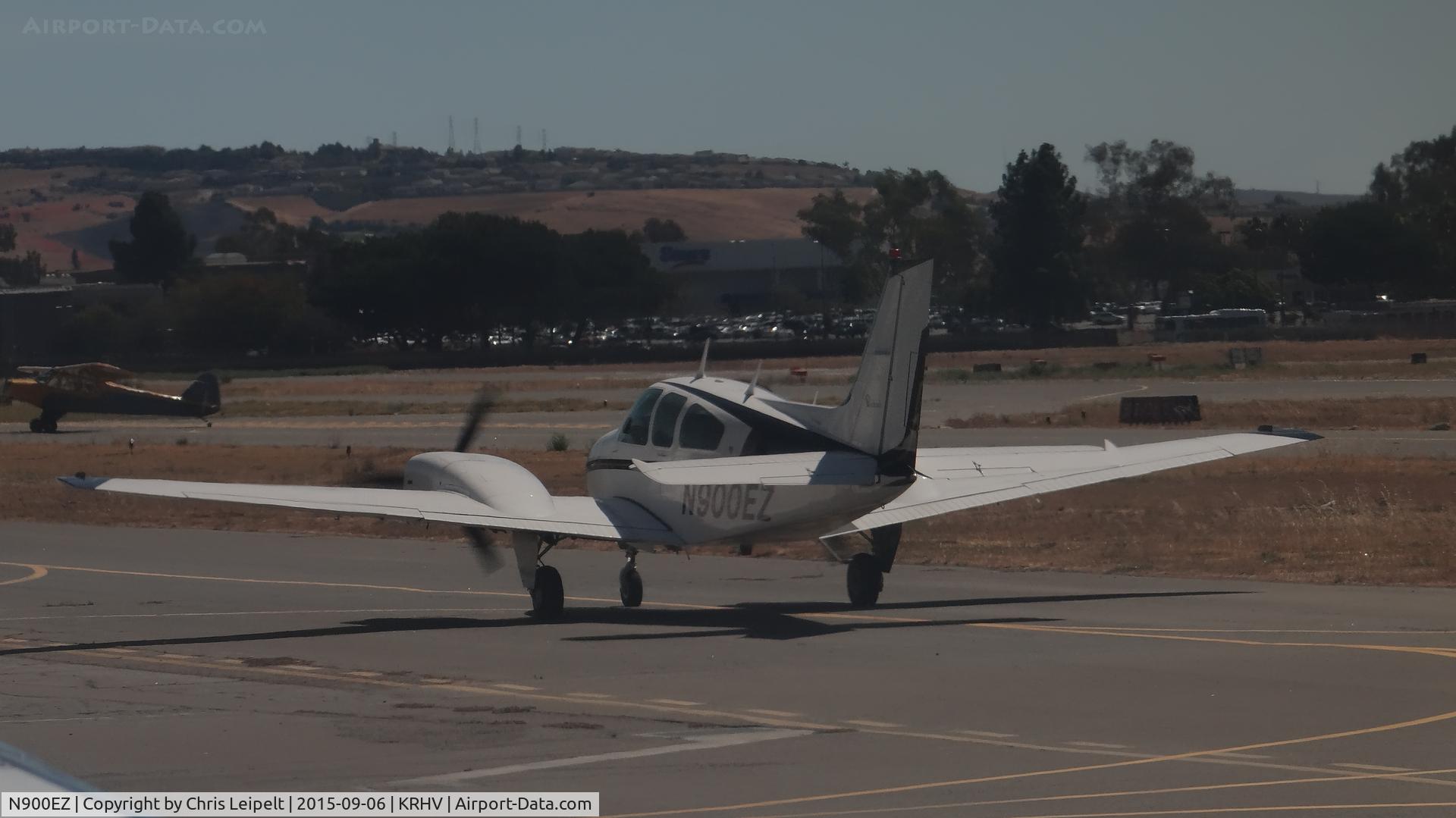 N900EZ, 1977 Beech B-55 C/N TC-2059, North American Equities Inc (Monterey, CA) 1977 Beechcraft Baron 55 taxing back after landing at Reid Hillview Airport, San Jose, CA.