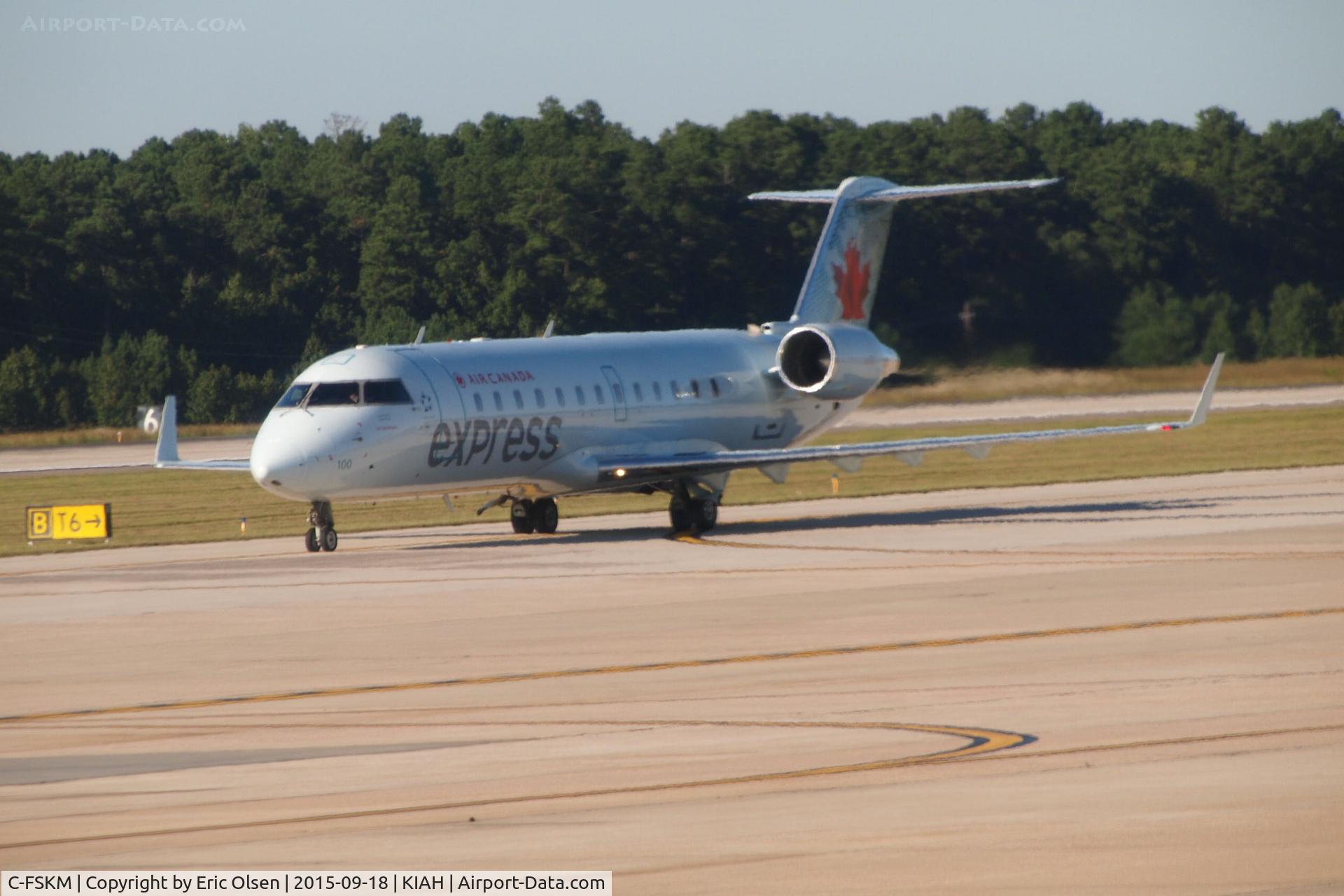 C-FSKM, 1995 Canadair CRJ-100ER (CL-600-2B19) C/N 7071, Canadair taxing to its gate at KIAH.