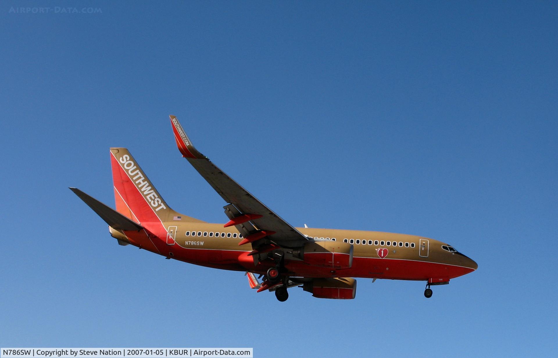 N786SW, 2000 Boeing 737-7H4 C/N 29811, Southwest 2000 737-7H4 in old colors with winglets @ Bob Hope International Airport, Burbank, CA