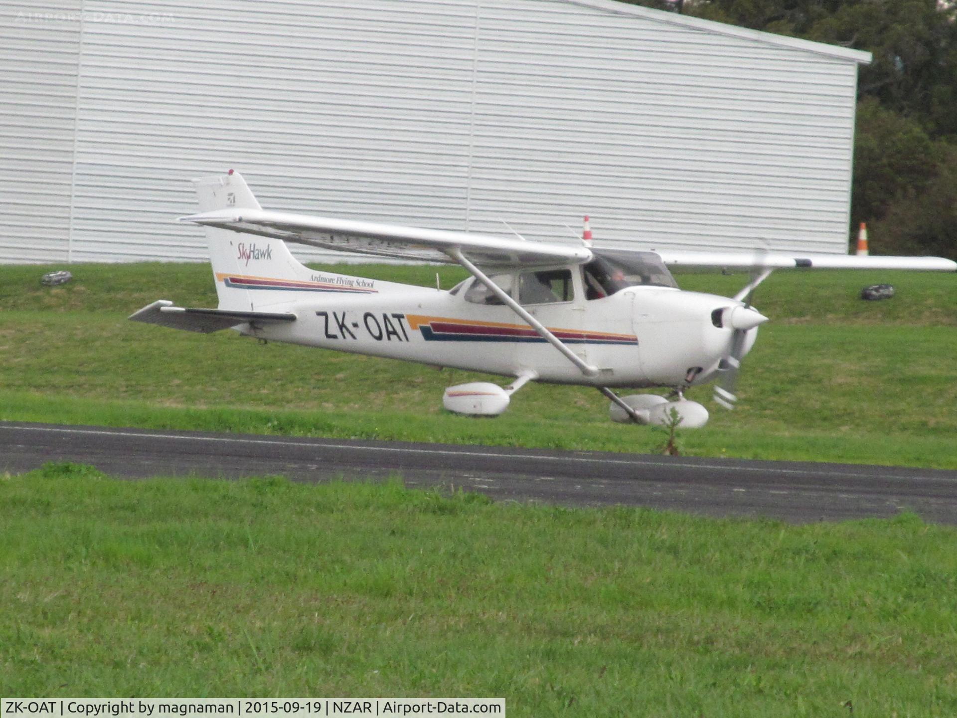 ZK-OAT, Cessna 172R C/N 17281000, taxing back to club apron