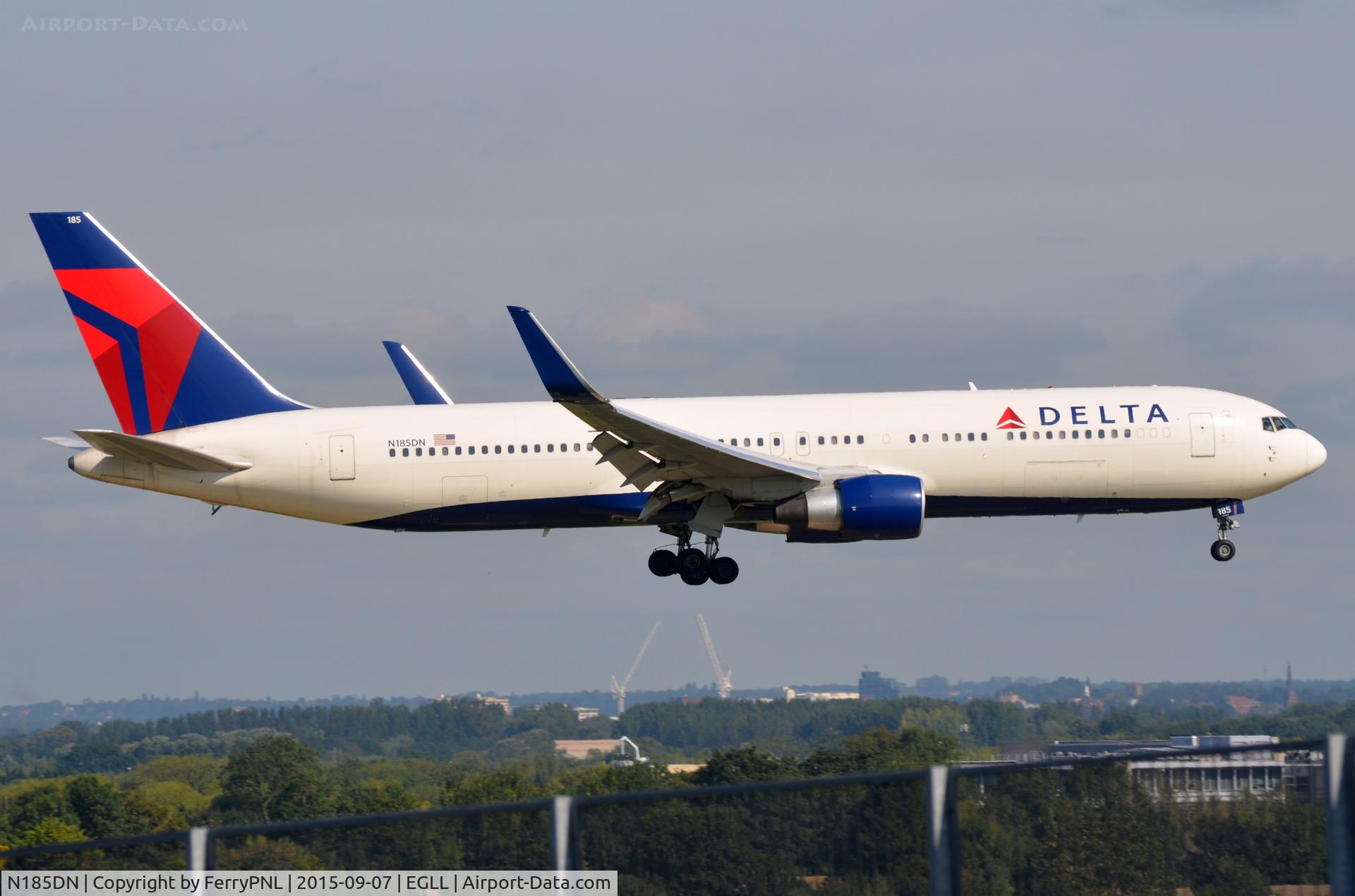 N185DN, 1995 Boeing 767-332 C/N 27961, Delta B763 passing T5 in LHR