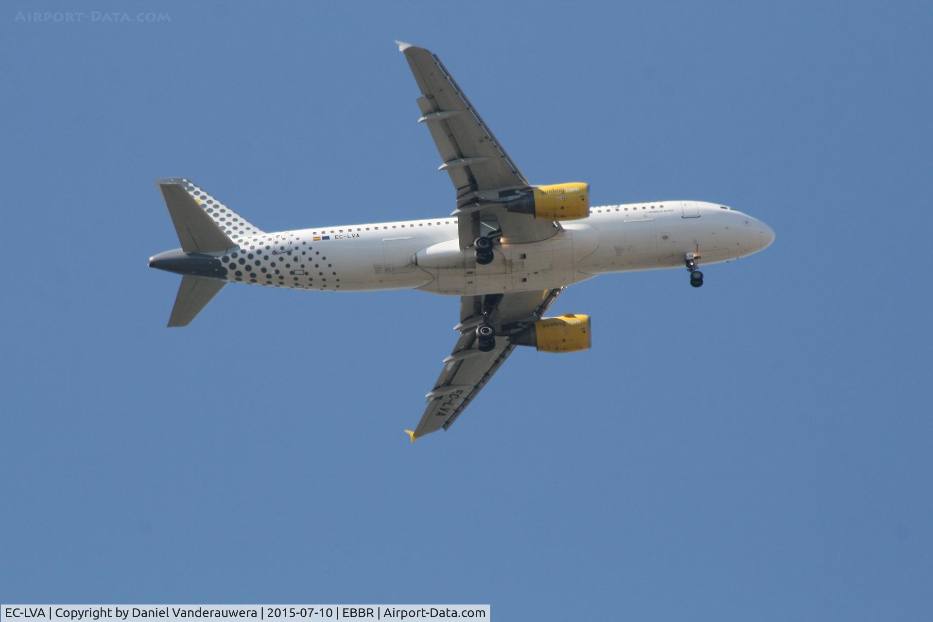 EC-LVA, 2000 Airbus A320-214 C/N 1171, Flight VY8963 on approach to RWY 07