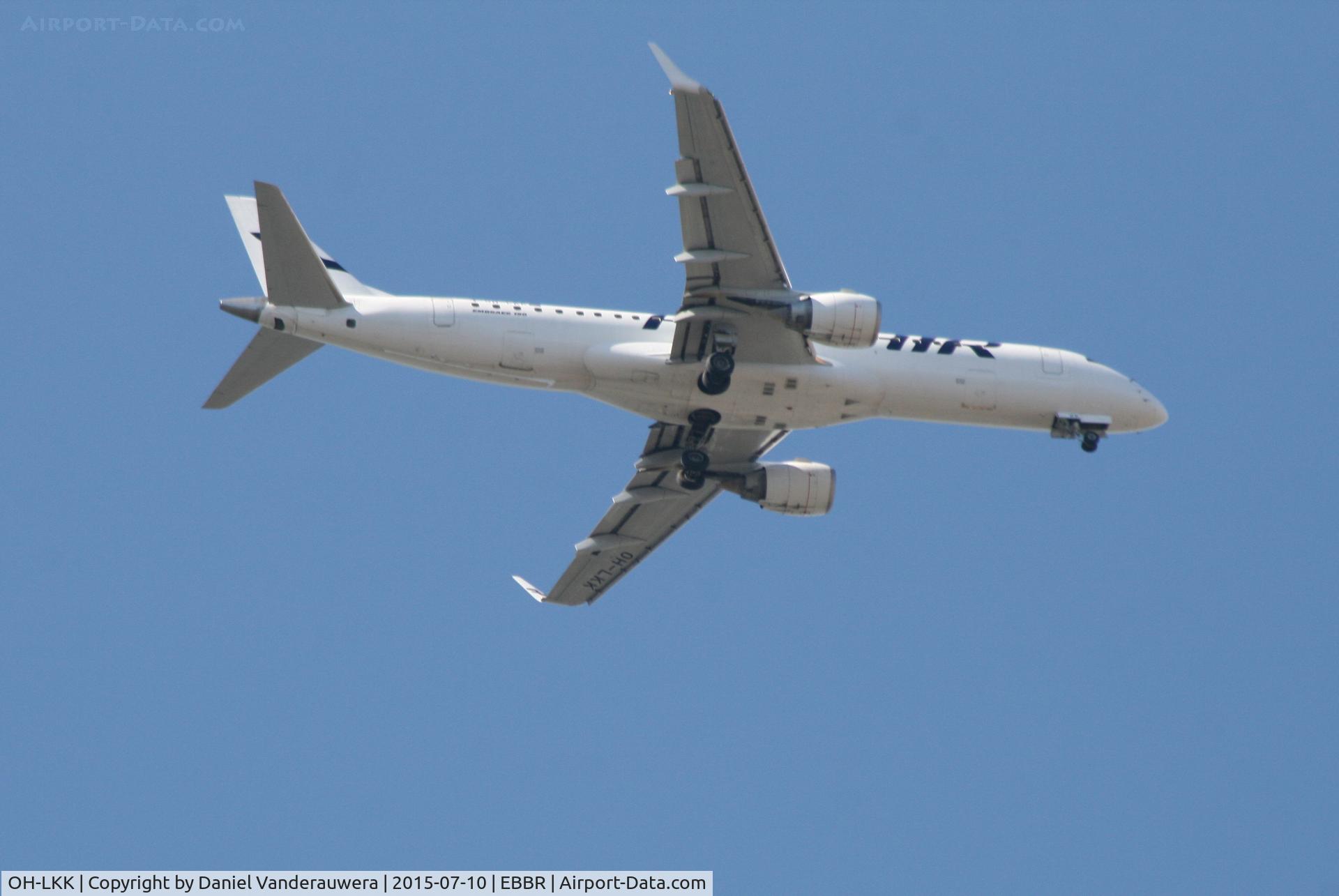 OH-LKK, 2007 Embraer 190LR (ERJ-190-100LR) C/N 19000127, Flight AY813 on approach to RWY 07