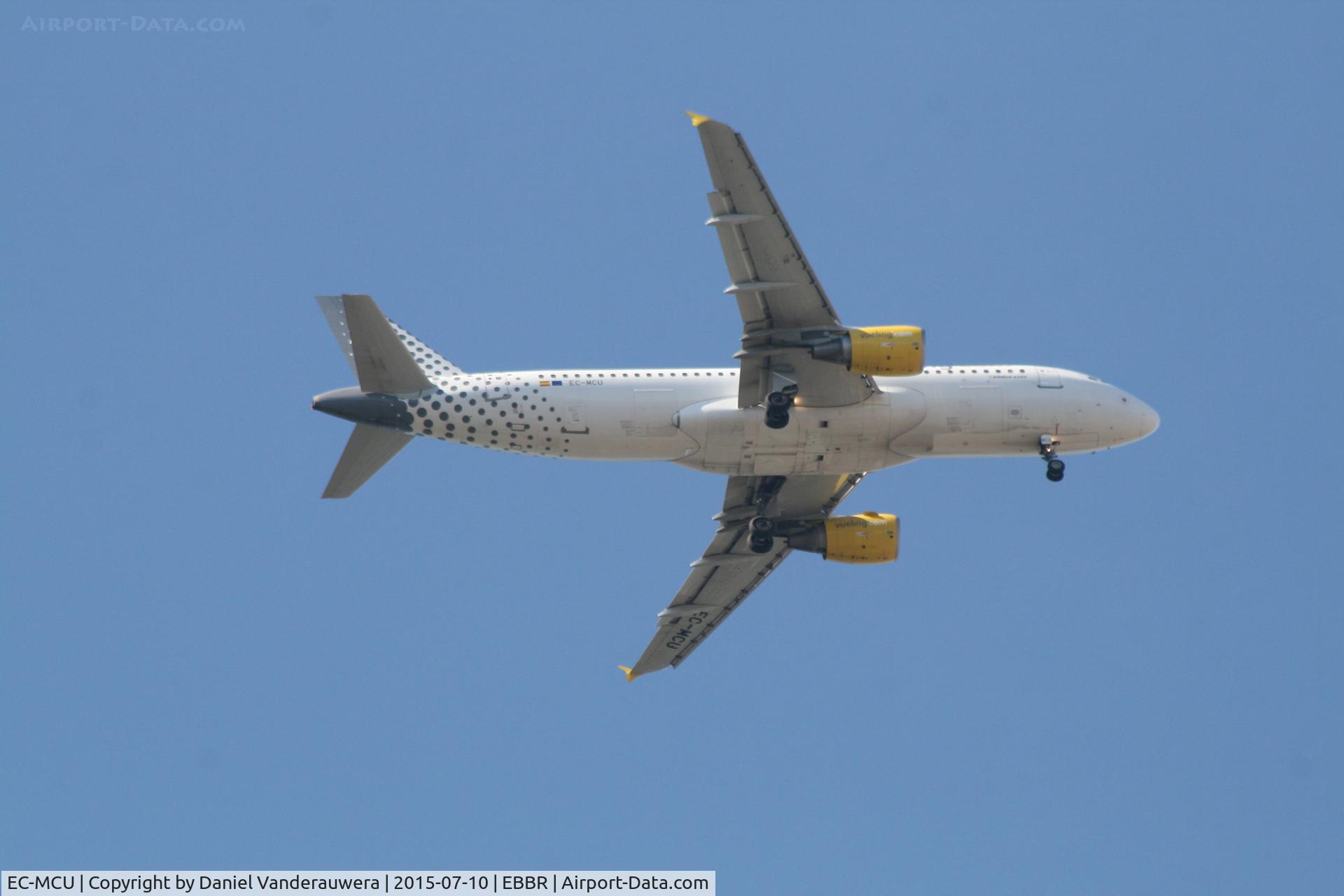 EC-MCU, 2009 Airbus A320-214 C/N 3907, Flight VY8994 on approach to RWY 07