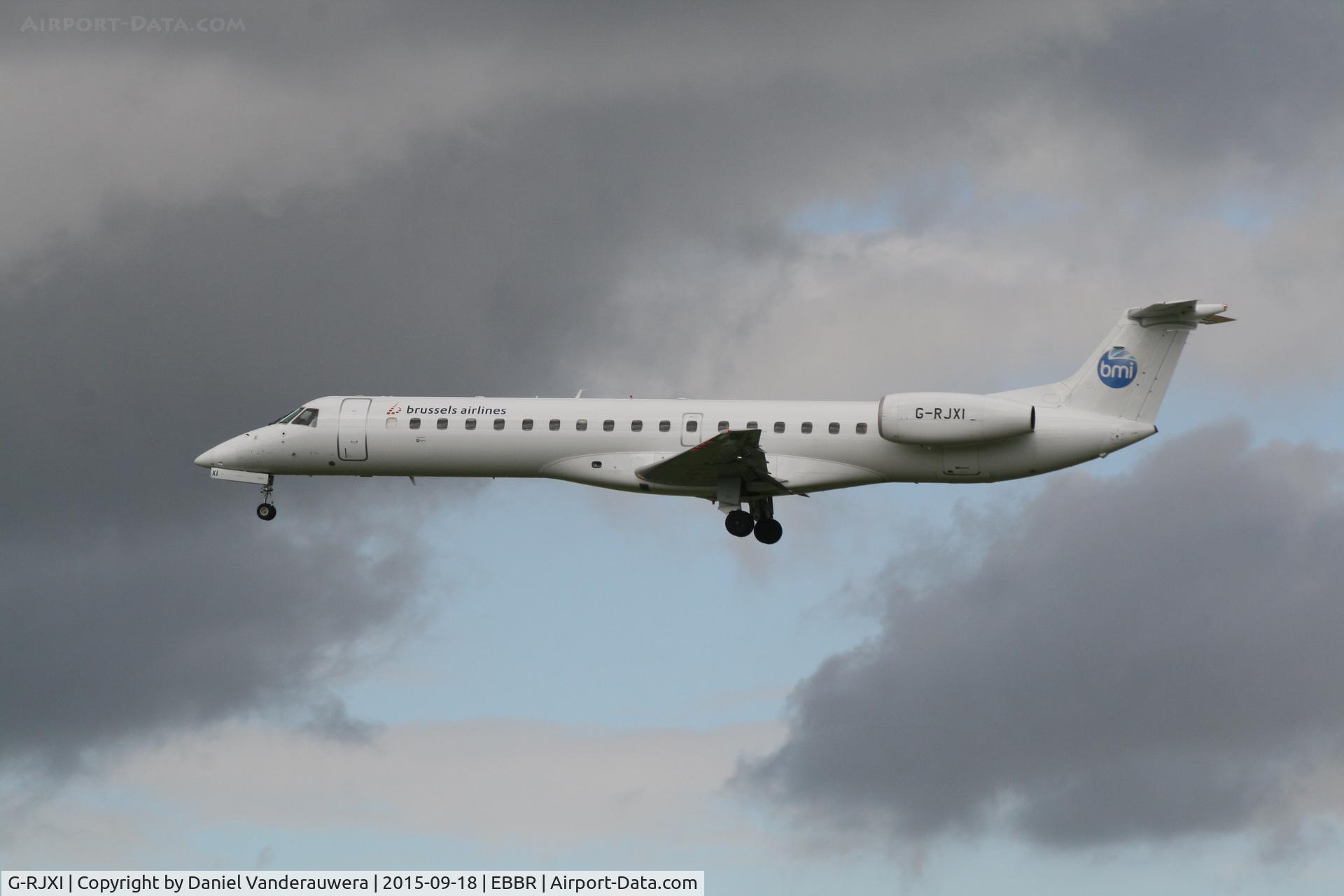 G-RJXI, 2001 Embraer EMB-145EP (ERJ-145EP) C/N 145454, Flight SN2056 is descending to RWY25L