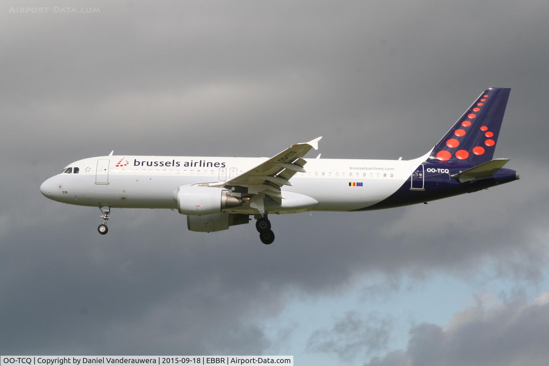 OO-TCQ, 2003 Airbus A320-214 C/N 2114, Flight SN3176 is descending to RWY25L