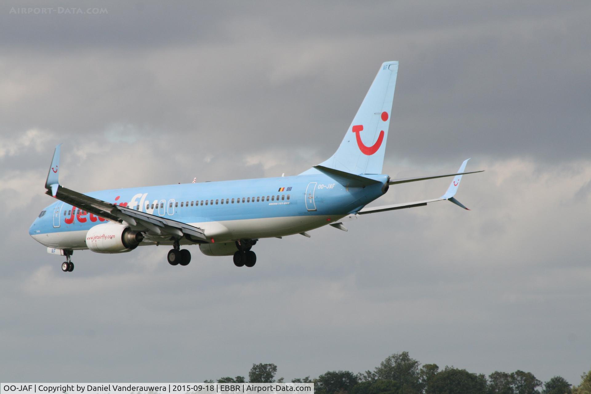 OO-JAF, 2007 Boeing 737-8K5 C/N 35133, Several seconds before landing on RWY25L