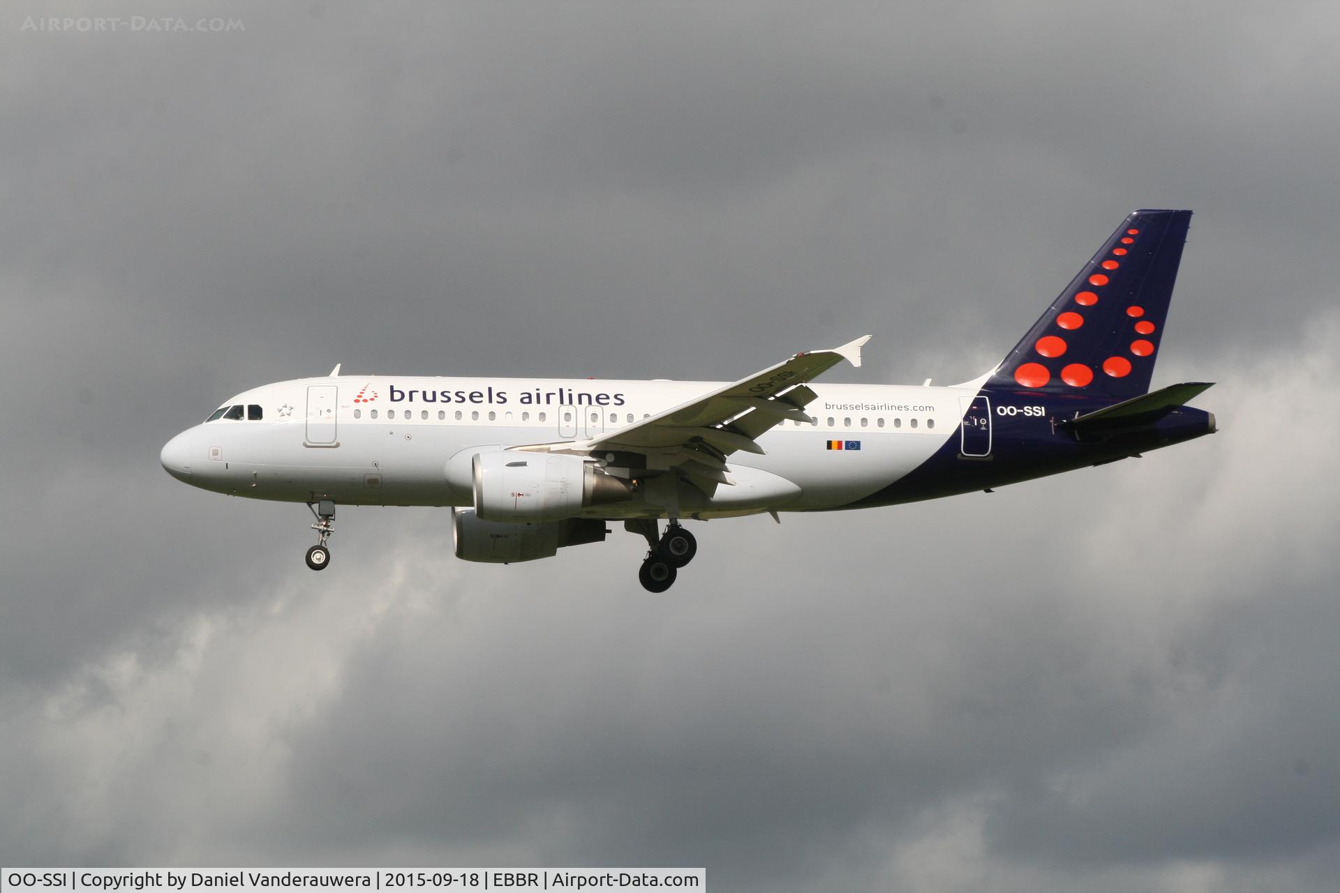 OO-SSI, 2009 Airbus A319-112 C/N 3895, descending to RWY25L