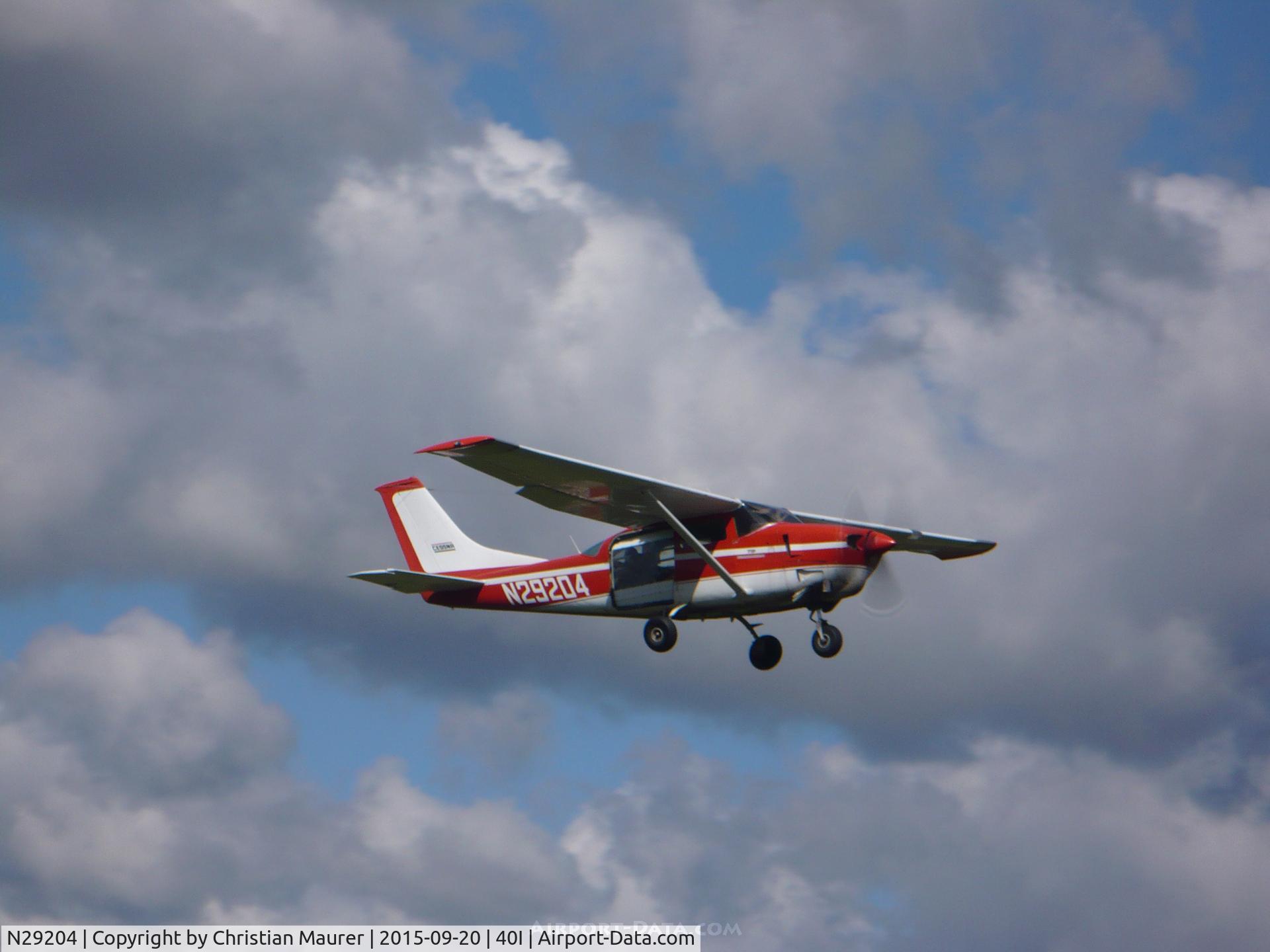 N29204, 1968 Cessna U206C Super Skywagon C/N U206-1162, Cessna 206 Taking a new load of sky divers