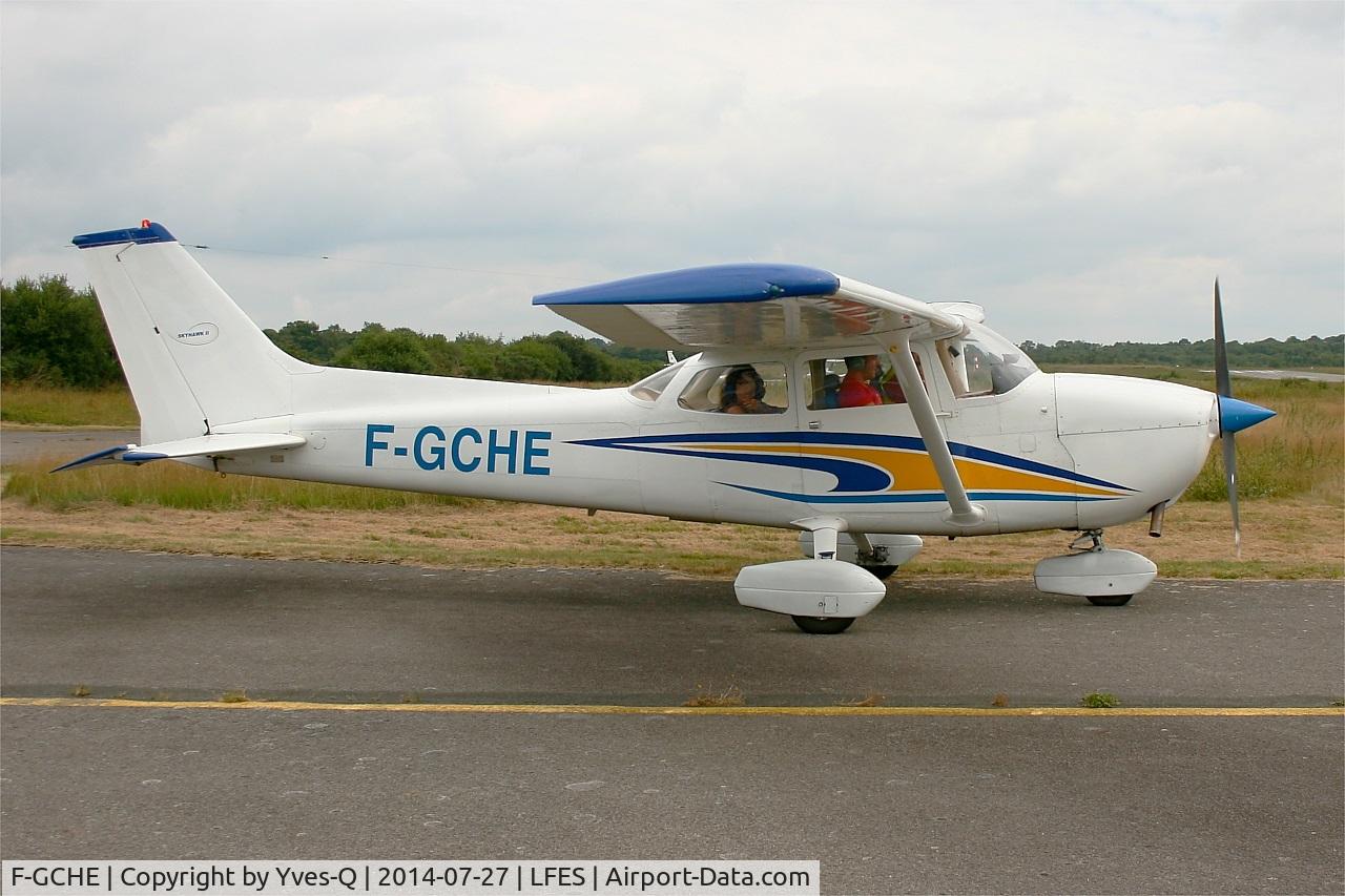 F-GCHE, Reims F172N Skyhawk C/N 1888, Reims F172N Skyhawk, Taxiing to holding point, Guiscriff airfield (LFES) open day 2014