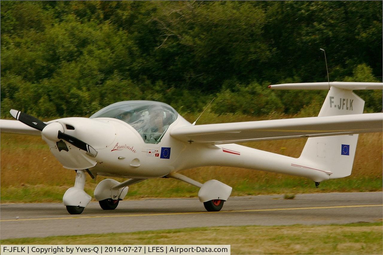 F-JFLK, Urban Air UFM-13 Lambada C/N 59 CLF, Urban Air UFM-13 Lambada, Taxiing to parking area, Guiscriff airfield (LFES) open day 2014