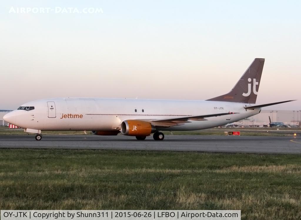OY-JTK, 1990 Boeing 737-4Y0 C/N 24903, Taxiing to the Cargo area... TNT flight this day...