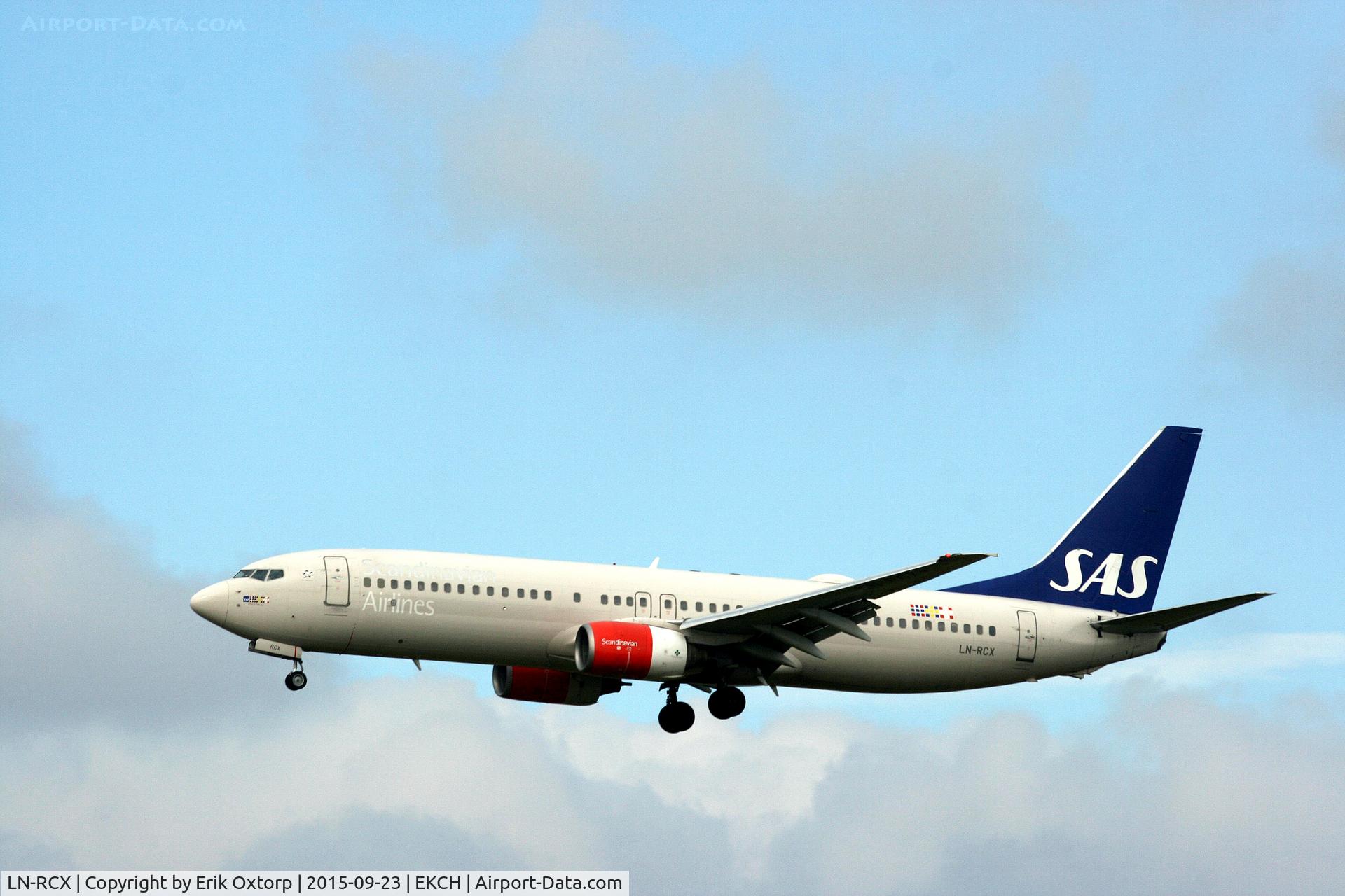 LN-RCX, 2000 Boeing 737-883 C/N 30196, LN-RCX landing rw 22L