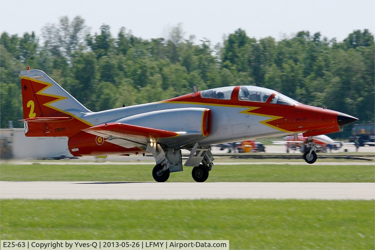 E25-63, CASA C-101EB Aviojet C/N EB01-68-068, Spanish Air Force CASA C-101EB Aviojet (74-17), Patrulla Aguila Aerobatic team, Landing rwy 34, Salon De Provence Air Base 701 (LFMY) Open day 2013