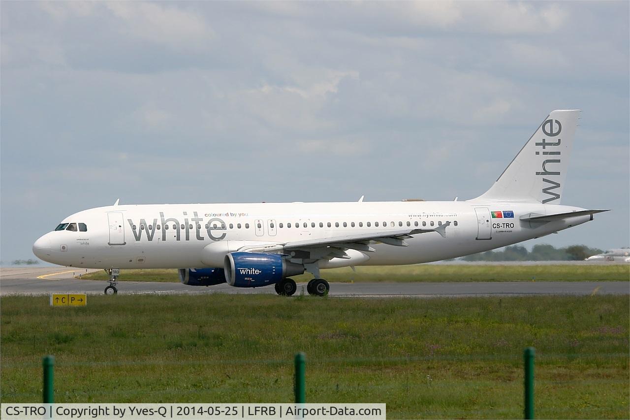 CS-TRO, 1995 Airbus A320-214 C/N 548, Airbus A320-214, Taxiing to Holding point Charlie, Brest-Bretagne airport (LFRB-BES)