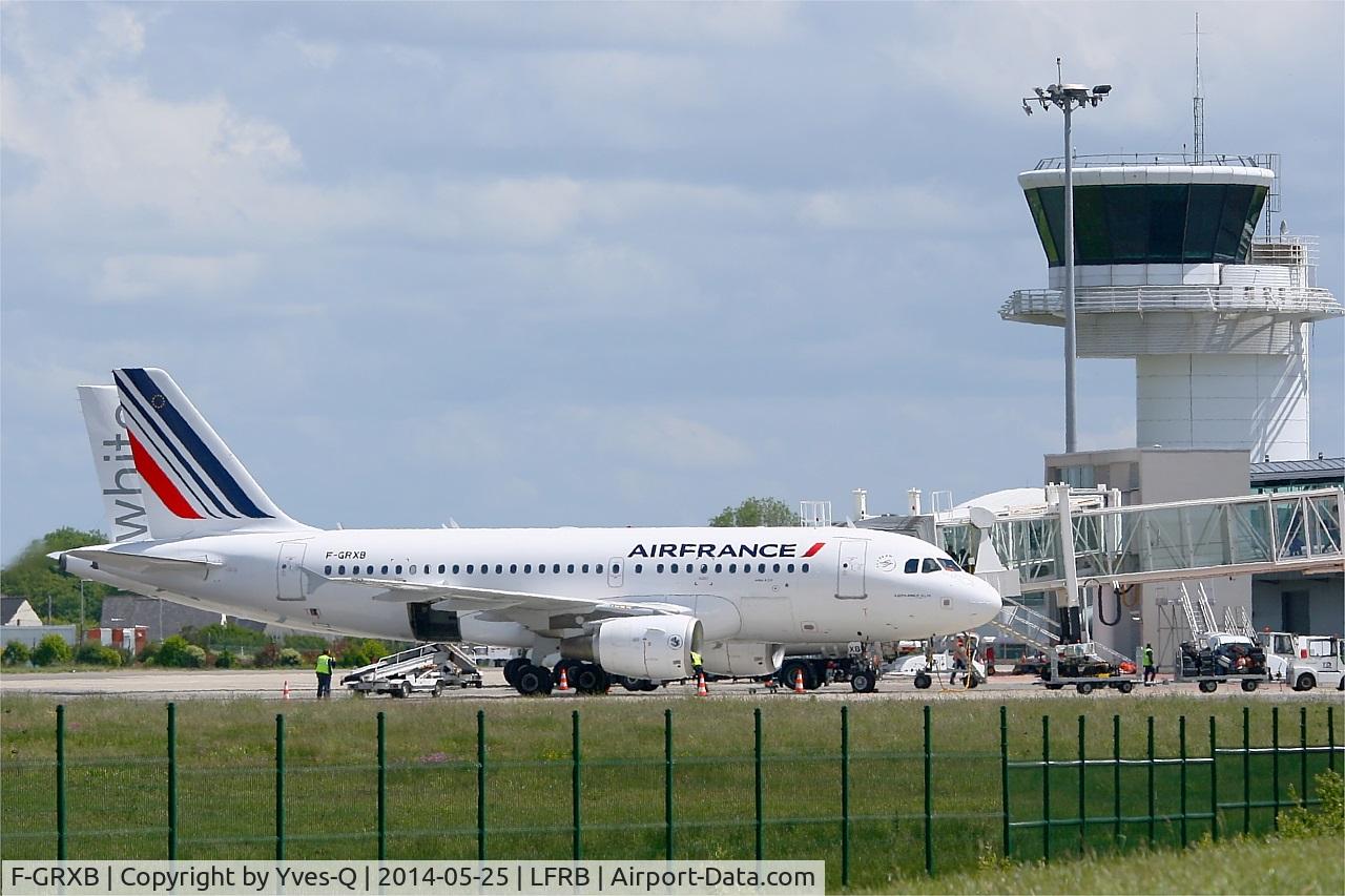 F-GRXB, 2001 Airbus A319-111 C/N 1645, Airbus A319-111, Boarding area, Brest-Bretagne airport (LFRB-BES)