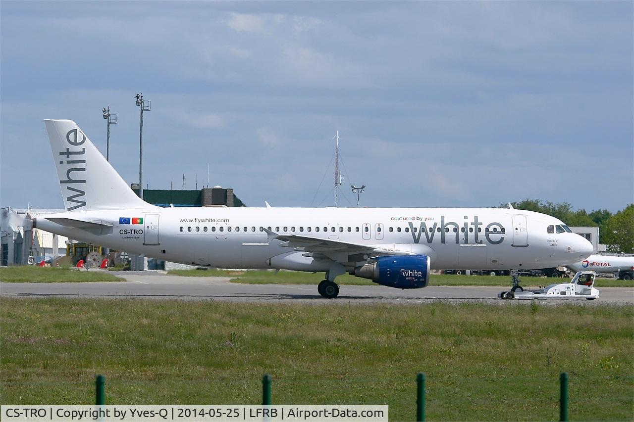 CS-TRO, 1995 Airbus A320-214 C/N 548, Airbus A320-214, Pushing back, Brest-Bretagne airport (LFRB-BES)