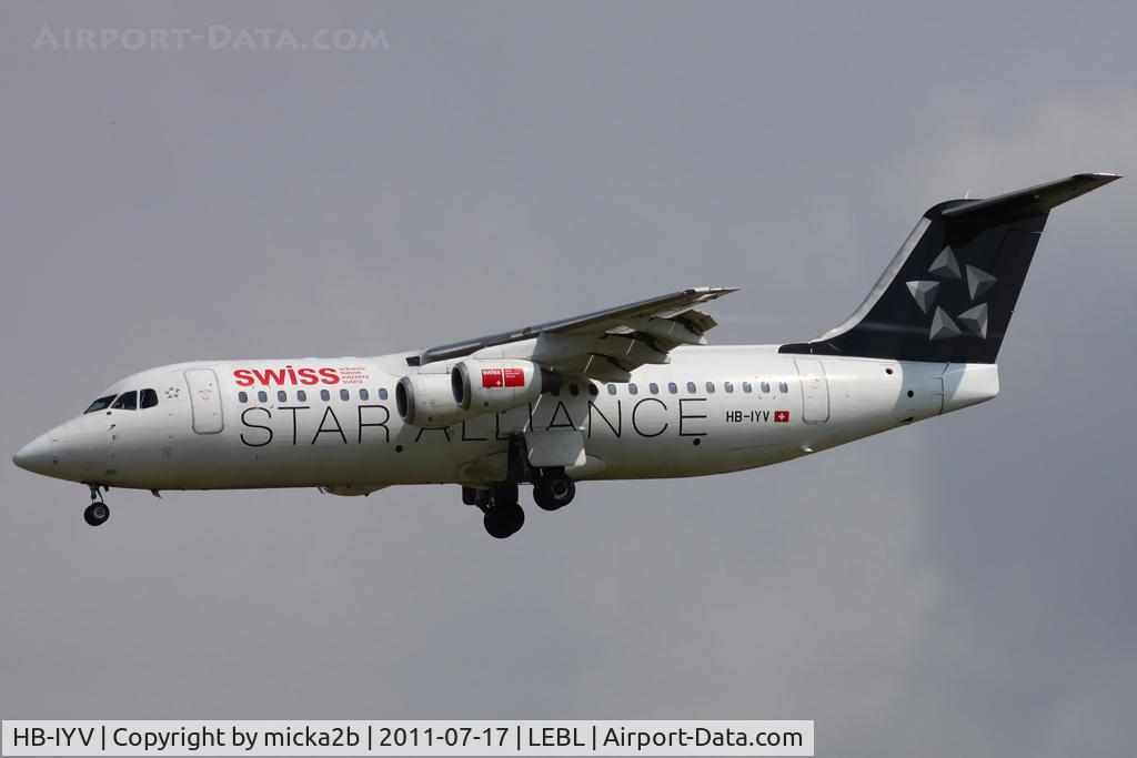 HB-IYV, 2000 British Aerospace Avro 146-RJ100 C/N E3377, Landing