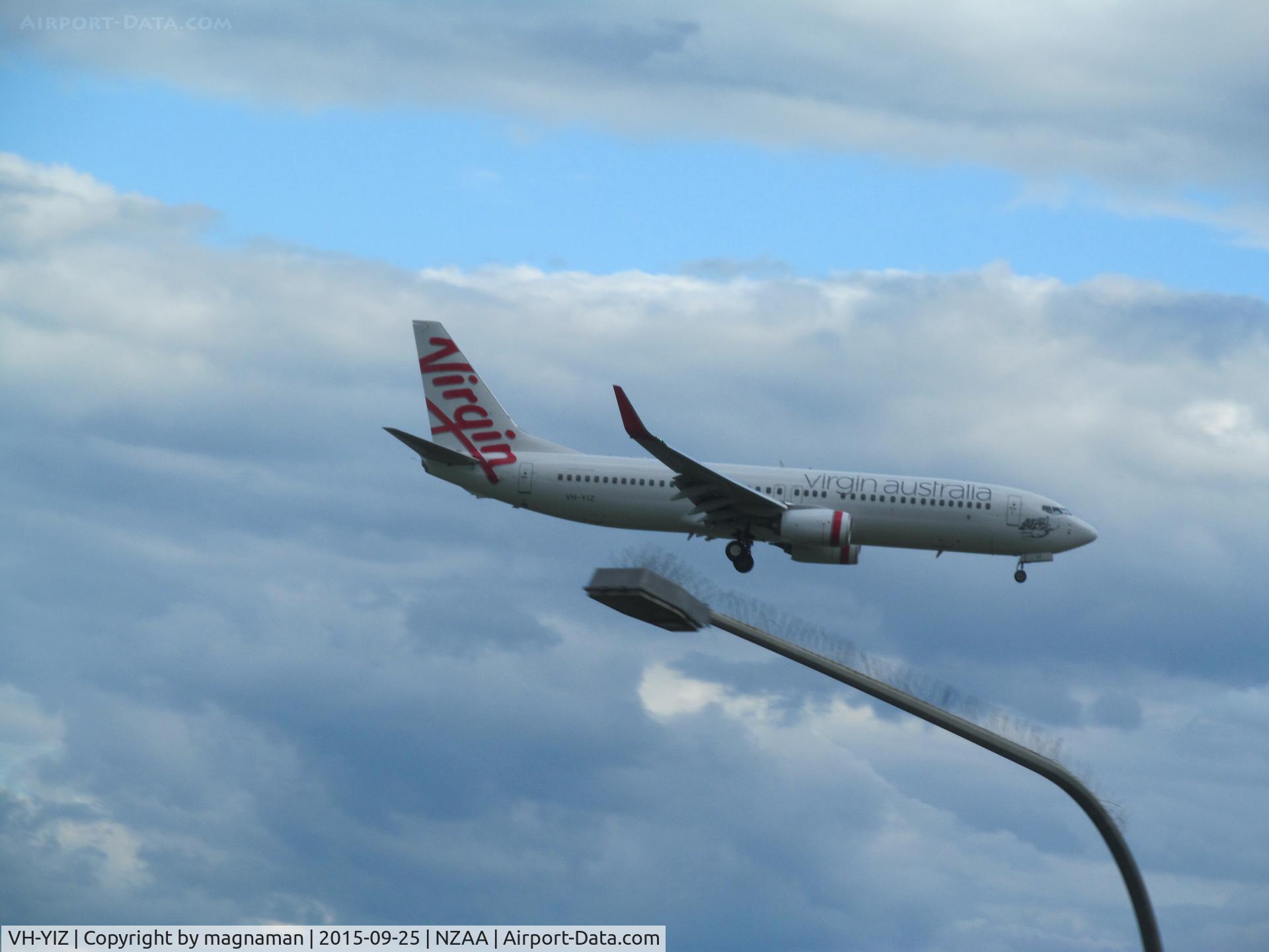VH-YIZ, 2014 Boeing 737-8FE C/N 40702, missed the lamppost