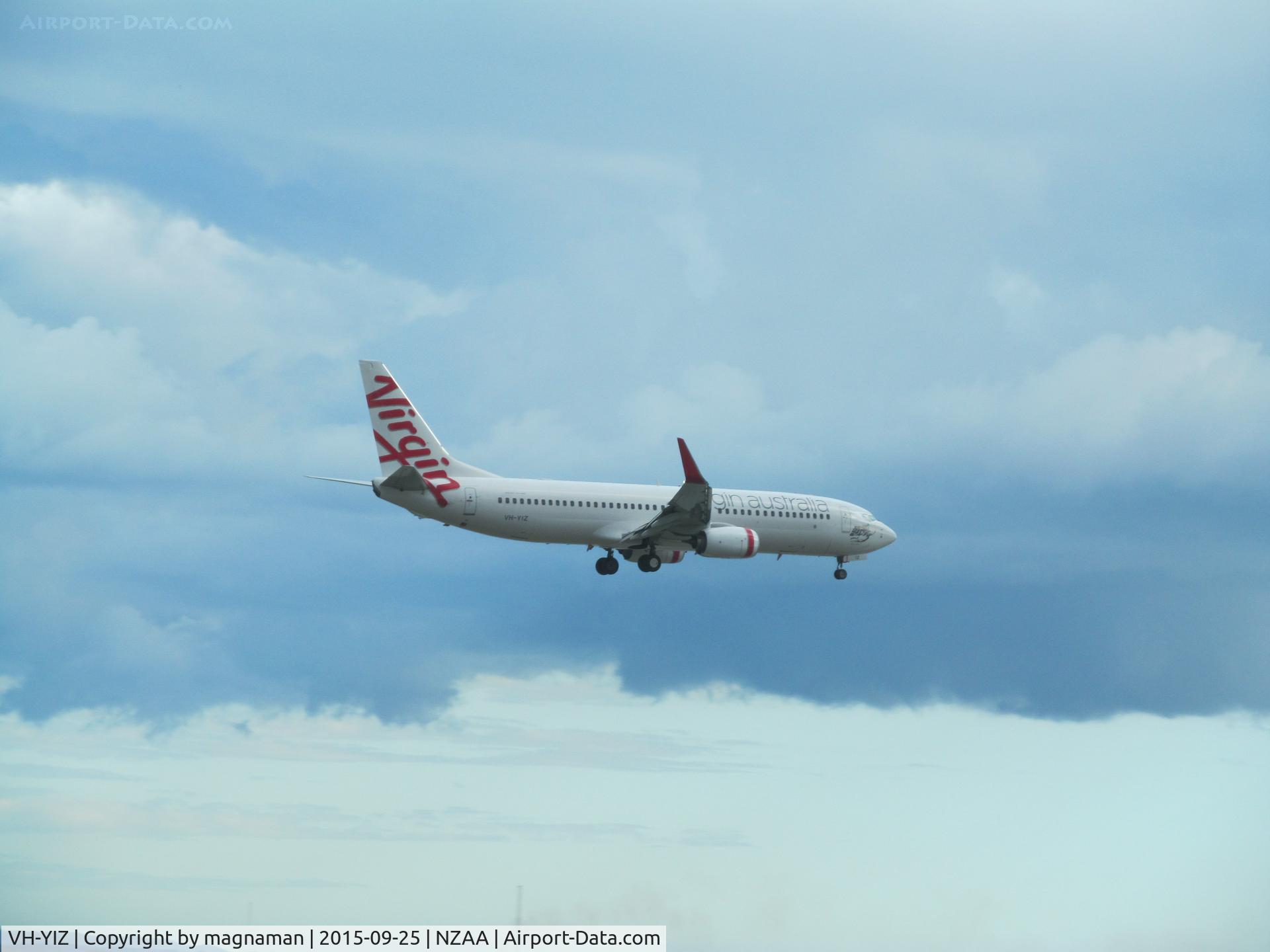 VH-YIZ, 2014 Boeing 737-8FE C/N 40702, over threshold