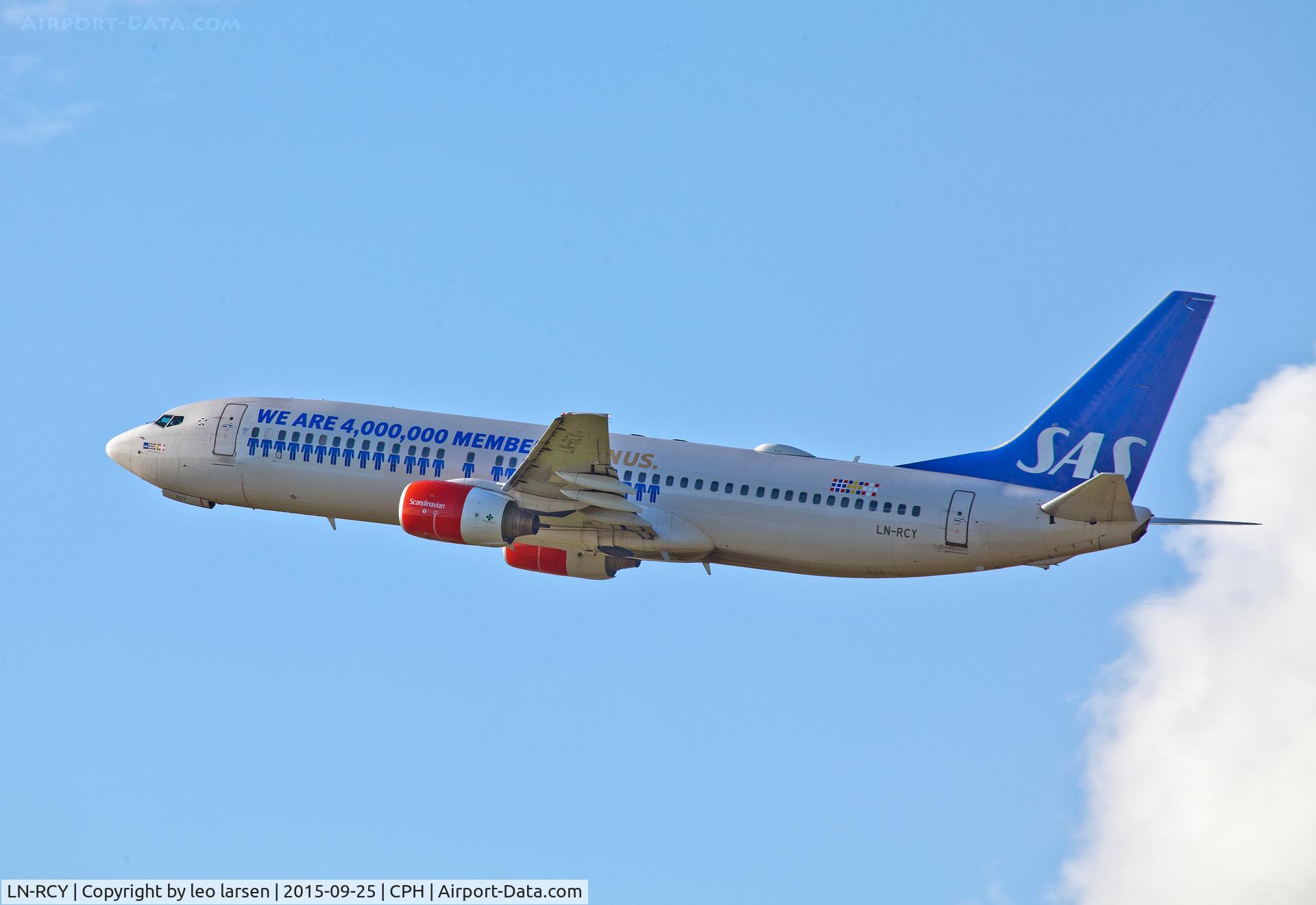 LN-RCY, 2001 Boeing 737-883 C/N 28324, Copenhagen 25.9.15.with 4.000.000 members c/s.