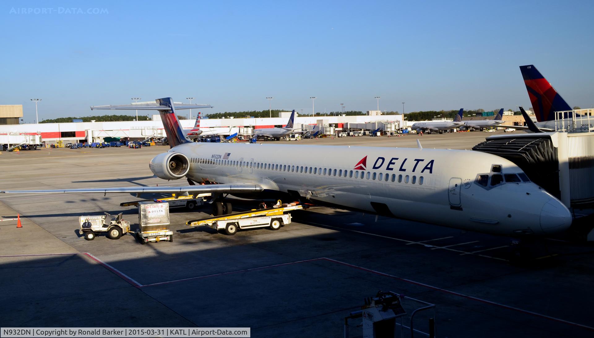 N932DN, 1996 McDonnell Douglas MD-90-30 C/N 53457, At the gate Atlanta