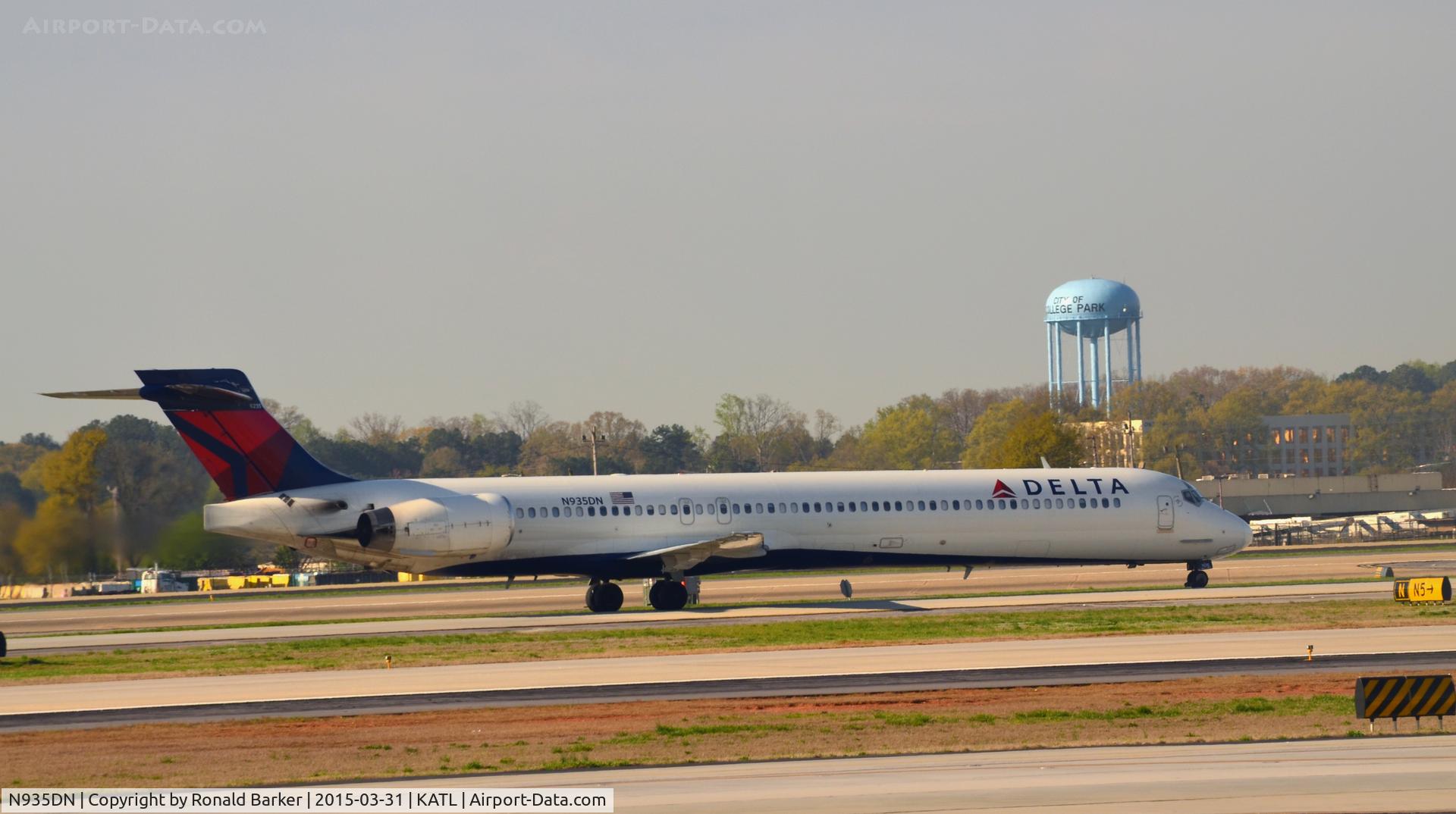 N935DN, 1996 McDonnell Douglas MD-90-30 C/N 53460, Taxi Atlanta
