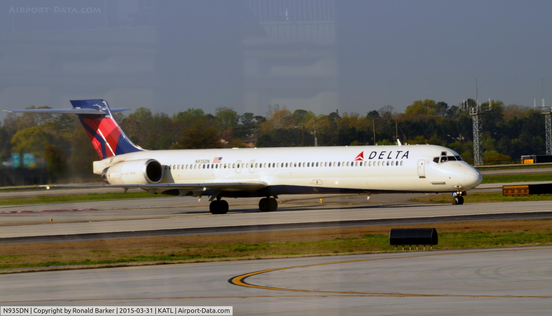 N935DN, 1996 McDonnell Douglas MD-90-30 C/N 53460, Taxi Atlanta