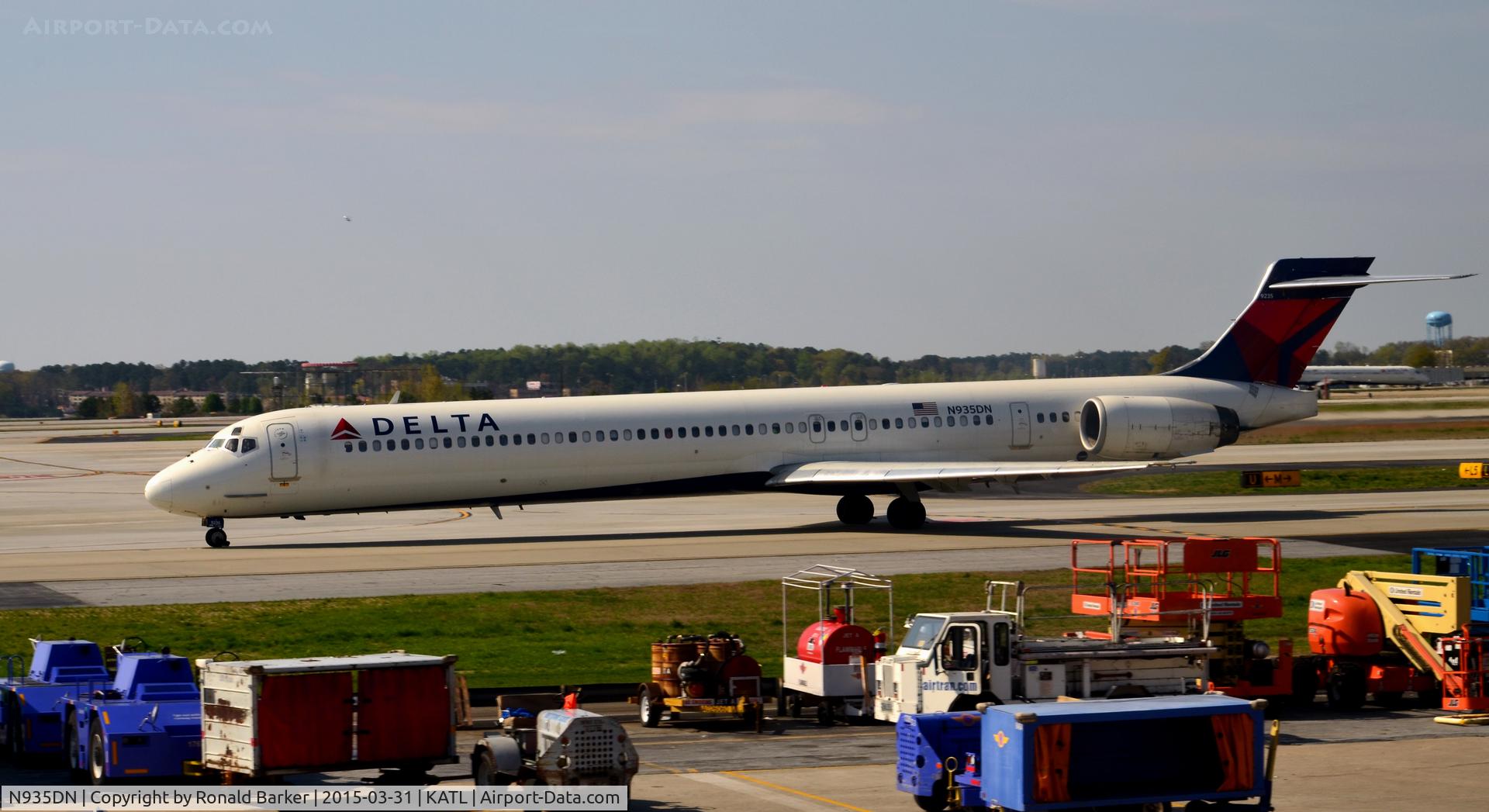 N935DN, 1996 McDonnell Douglas MD-90-30 C/N 53460, Taxi Atlanta