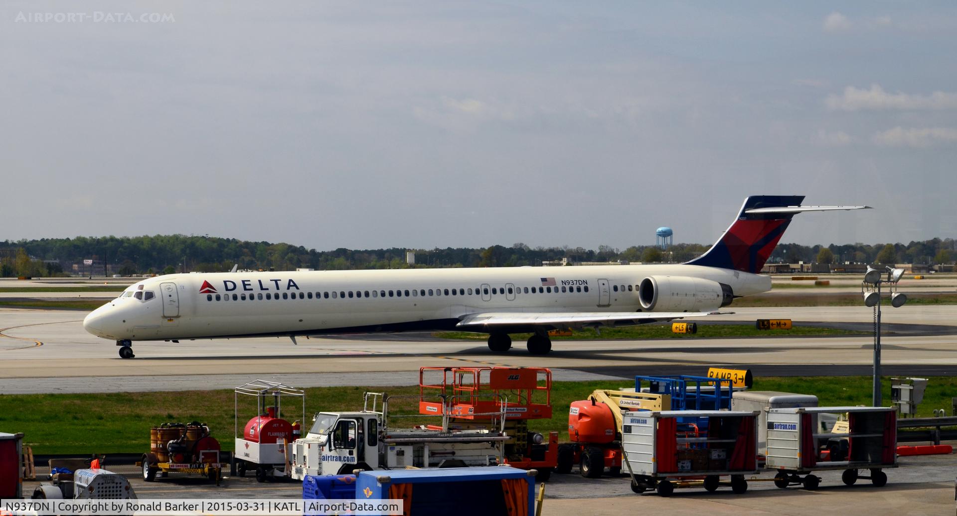 N937DN, McDonnell Douglas MD-90-30 C/N 53352, Taxi Atlanta