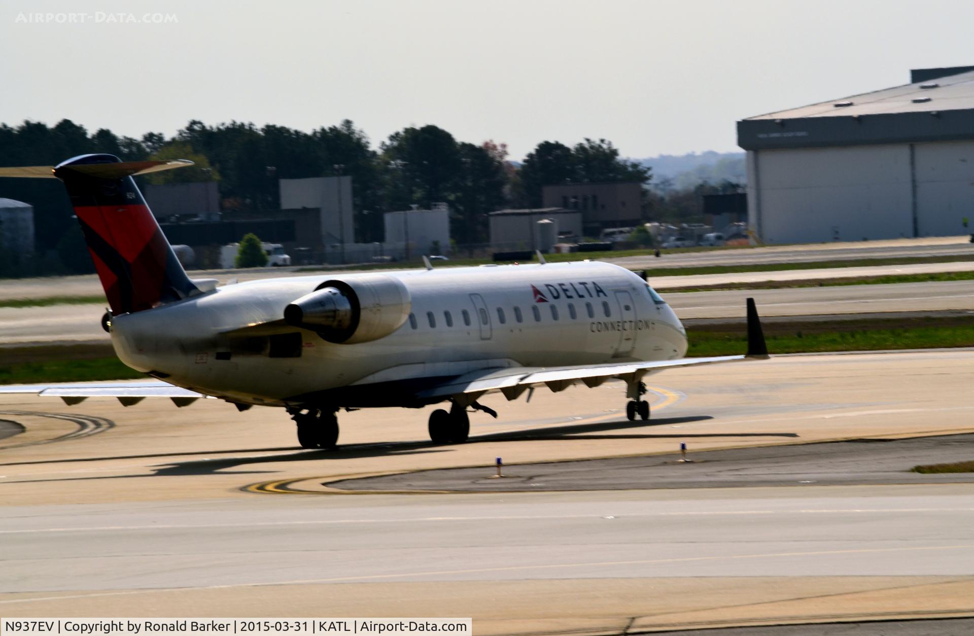 N937EV, 2005 Bombardier CRJ-200ER (CL-600-2B19) C/N 8042, Taxi Atlanta