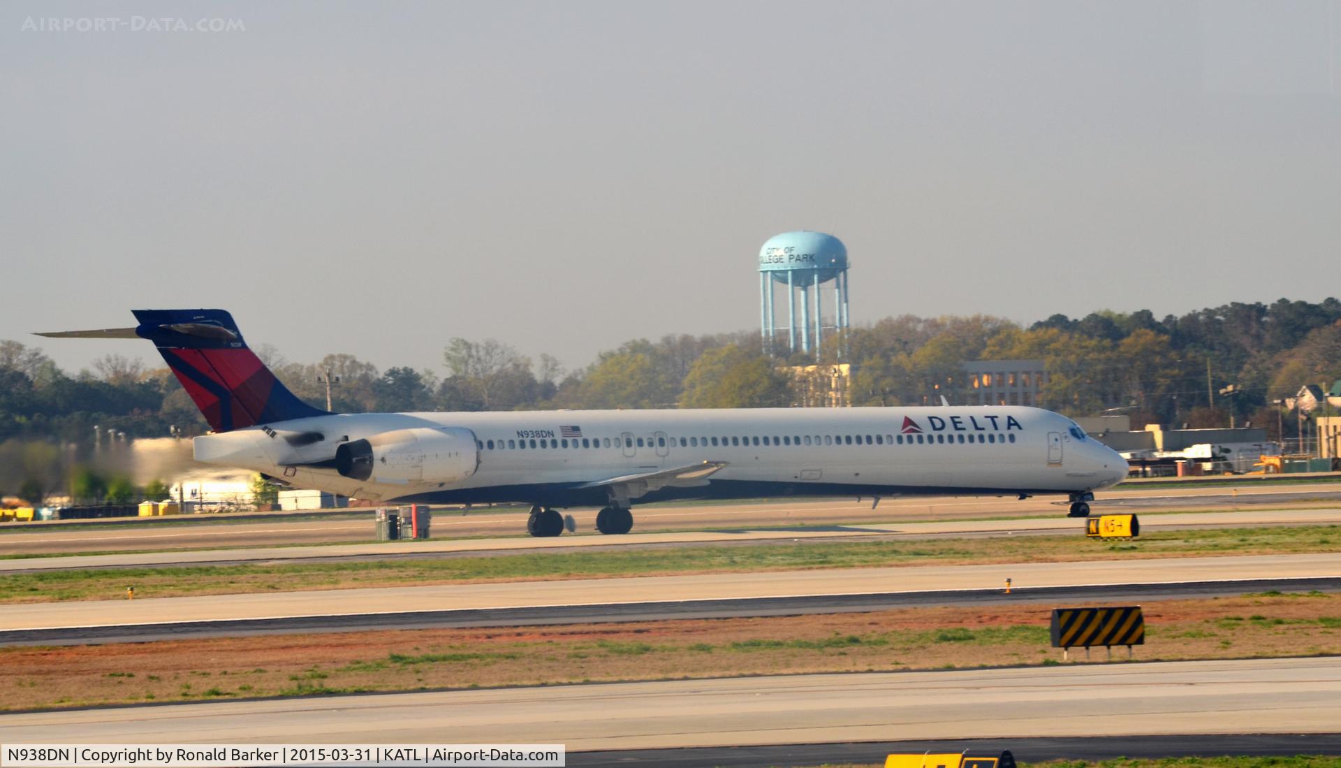 N938DN, 1995 McDonnell Douglas MD-90-30 C/N 53353, Taxi Atlanta