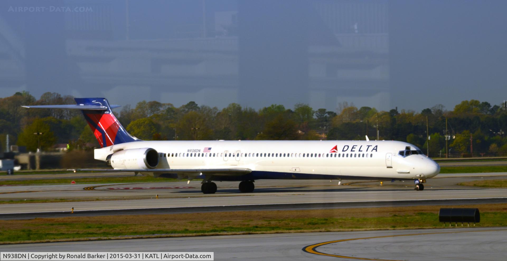 N938DN, 1995 McDonnell Douglas MD-90-30 C/N 53353, Taxi Atlanta