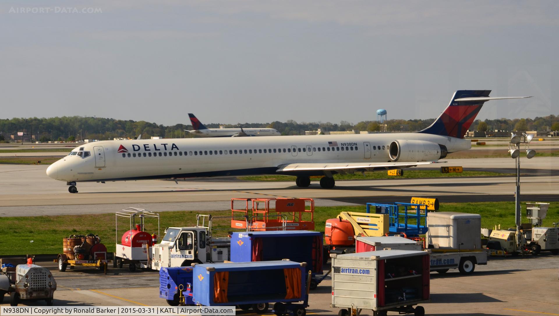 N938DN, 1995 McDonnell Douglas MD-90-30 C/N 53353, Taxi Atlanta