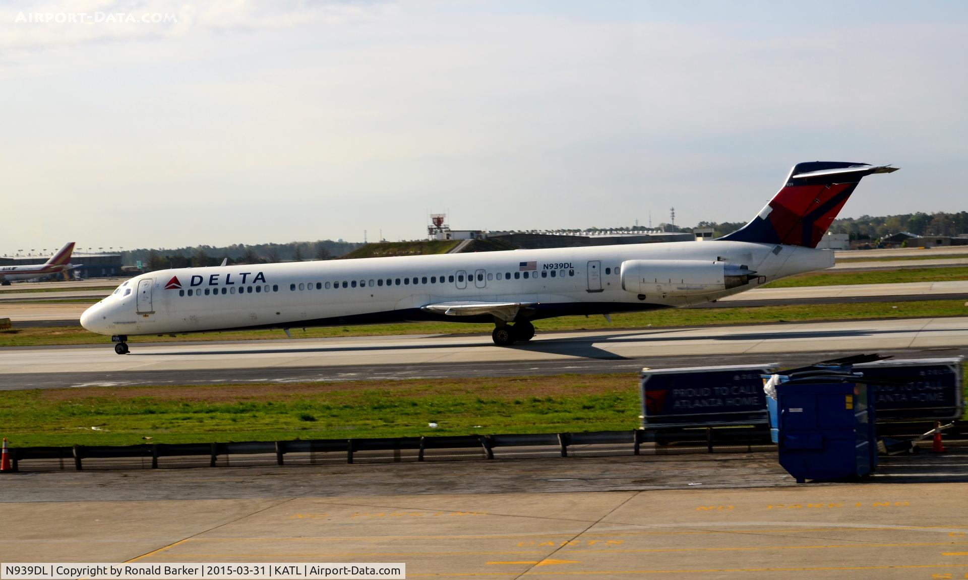 N939DL, 1989 McDonnell Douglas MD-88 C/N 49812, Taxi Atlanta