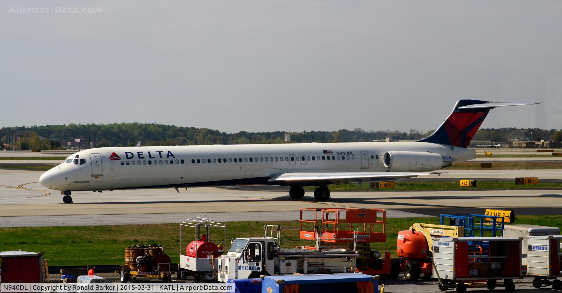 N940DL, 1989 McDonnell Douglas MD-88 C/N 49813, Taxi Atlanta