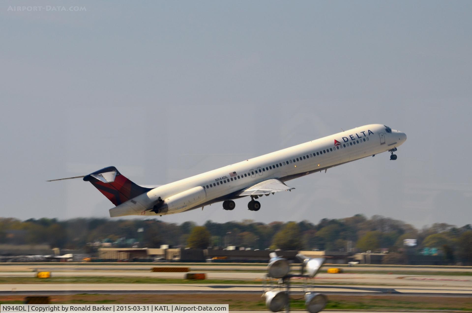 N944DL, 1989 McDonnell Douglas MD-88 C/N 49817, Takeoff Atlanta