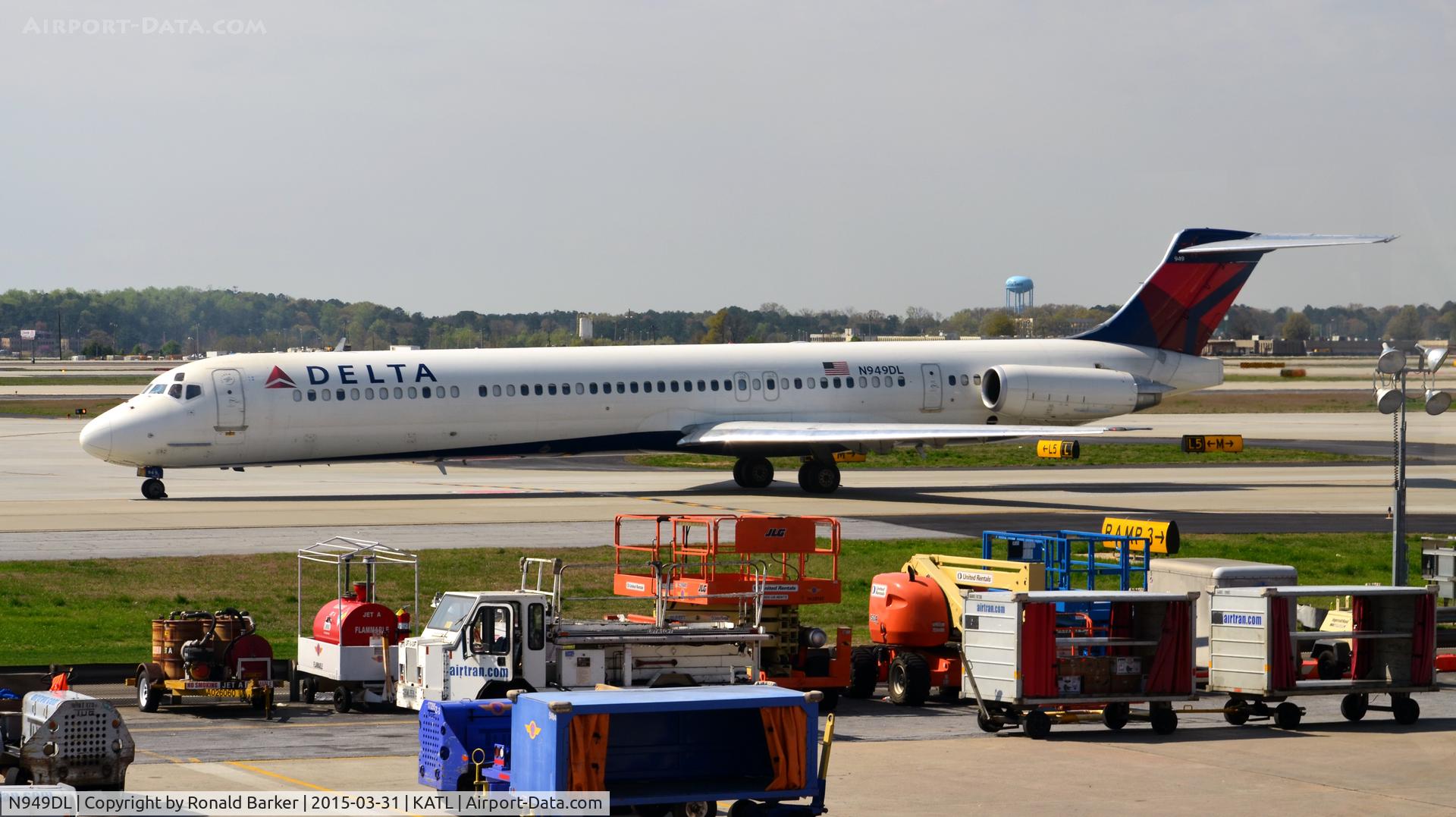 N949DL, 1990 McDonnell Douglas MD-88 C/N 49880, Taxi Atlanta
