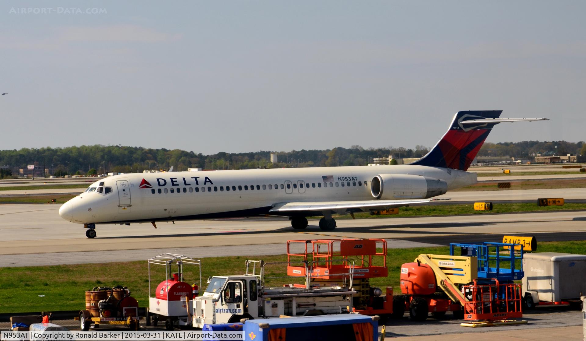 N953AT, 2000 Boeing 717-200 C/N 55015, Taxi for takeoff Atlanta